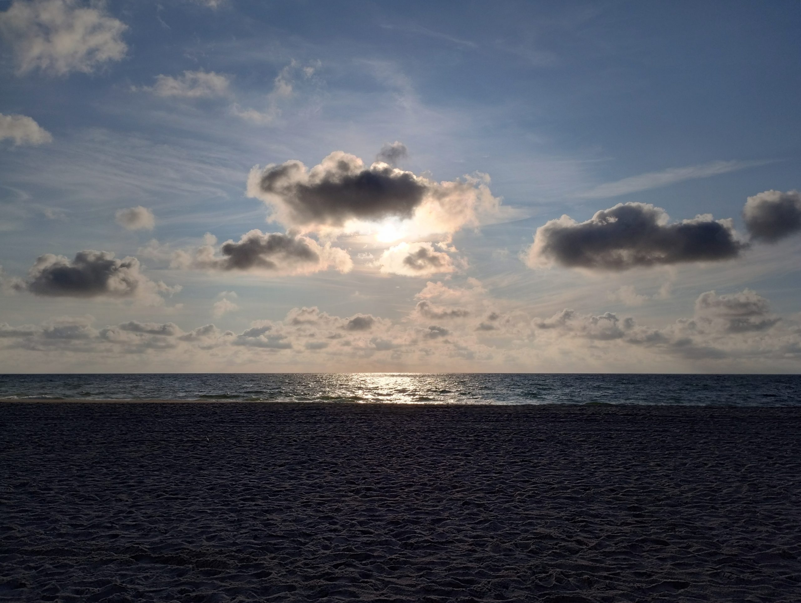 Trauma und mögliche Folgen Meer und Strand im Gegenlicht dunkel